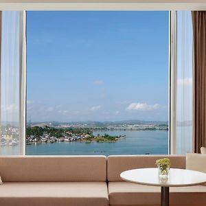 M Club lounge access Deluxe Guest room 1 King Sofa bed